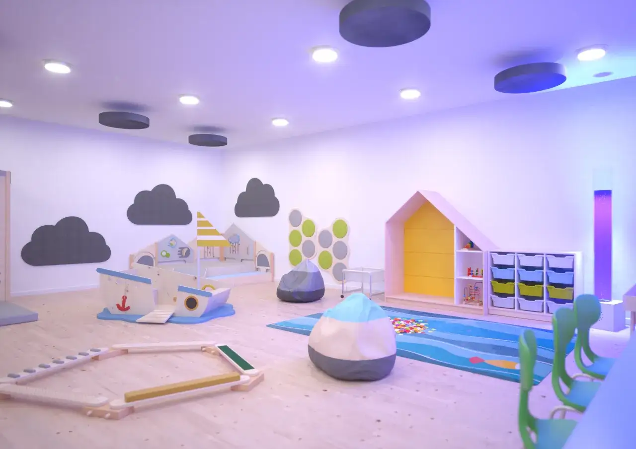 sala do integracji sensorycznej, sprzęt SI, terapeuta SI z dzieckiem