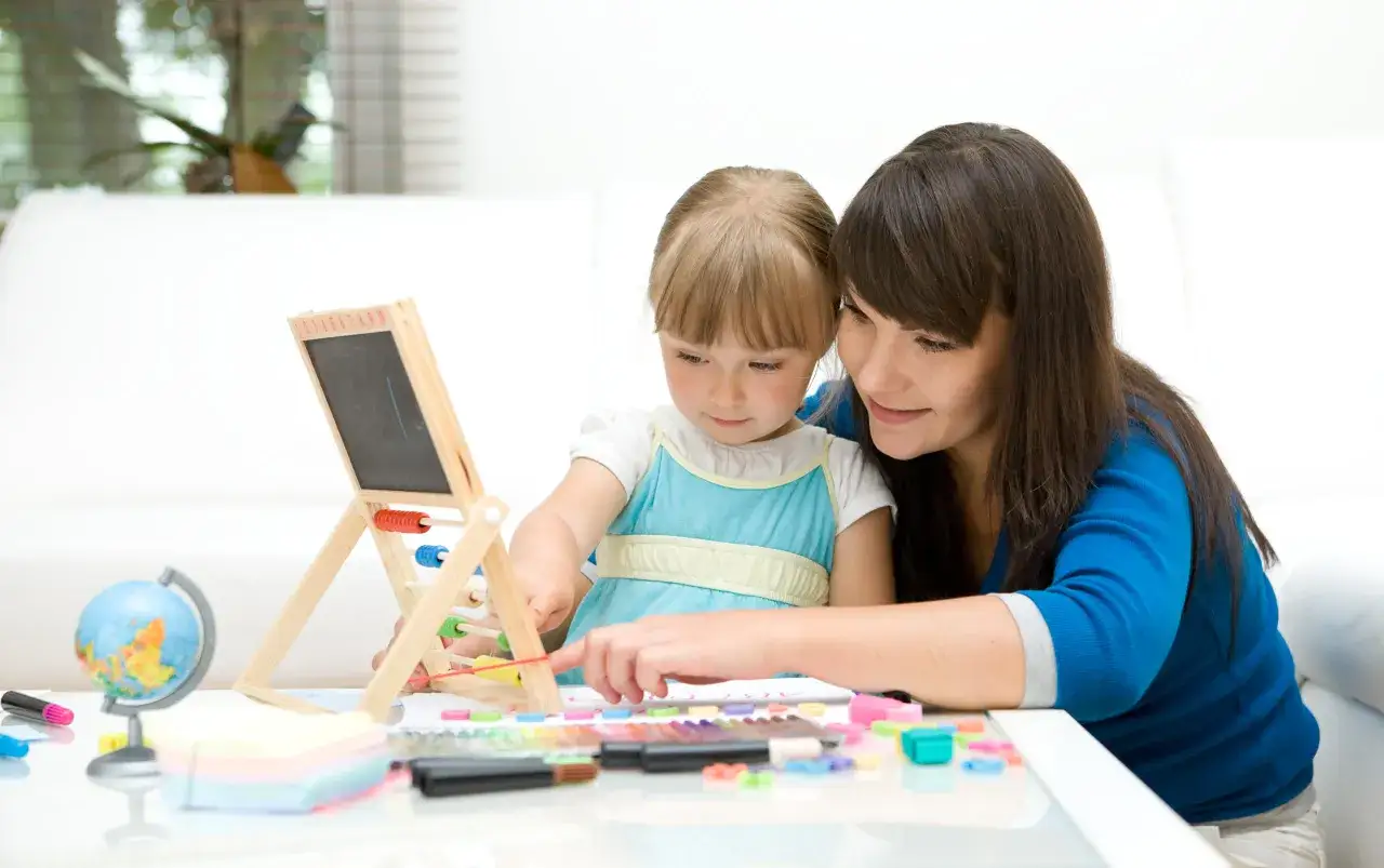 rodzic z dzieckiem w żłobku