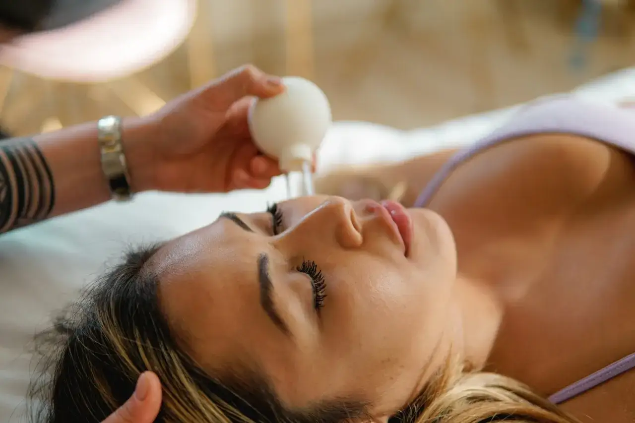 Relaksacyjny masaż twarzy bańką chińską. Delikatne ruchy poprawiają krążenie i nadają skórze promienny wygląd.