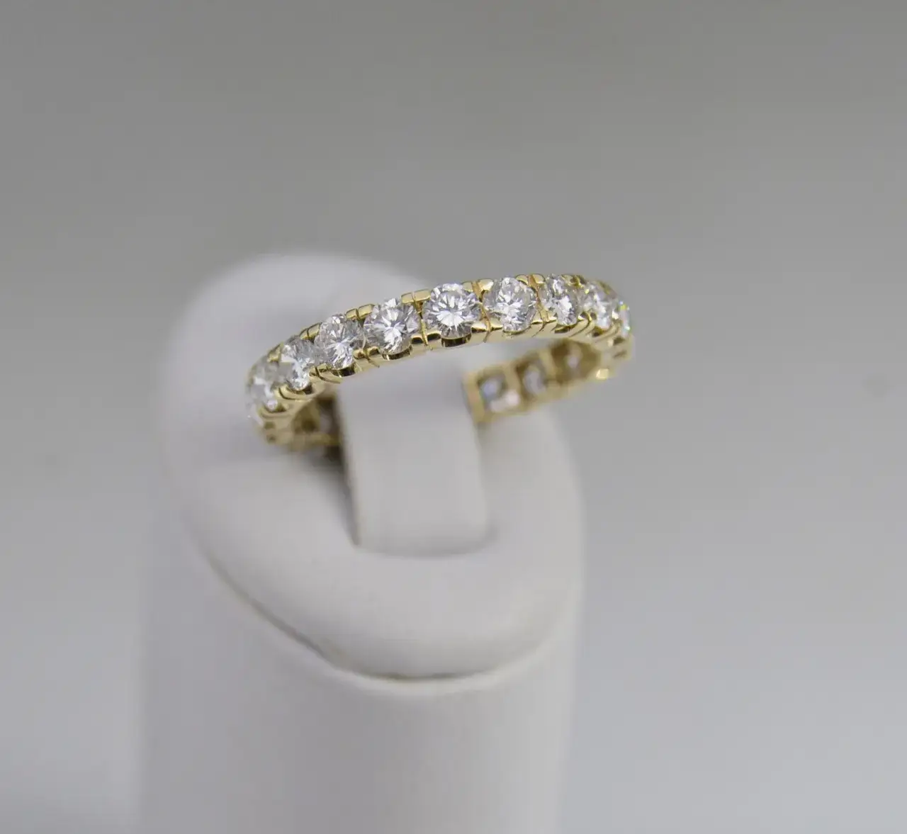 Obrączka eternity z diamentami