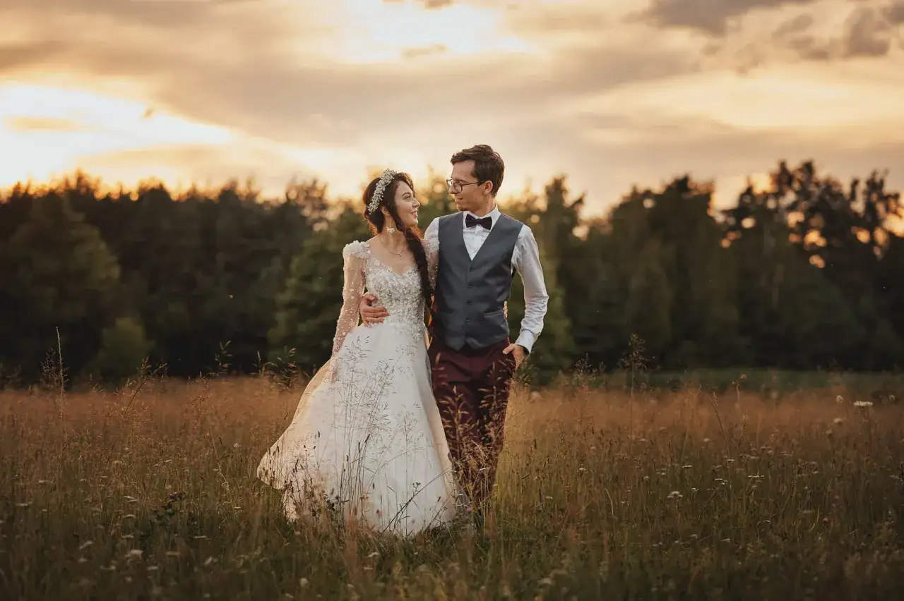 Para na sesji zdjęciowej dla par w letnim polu, w zachodzącym słońcu.