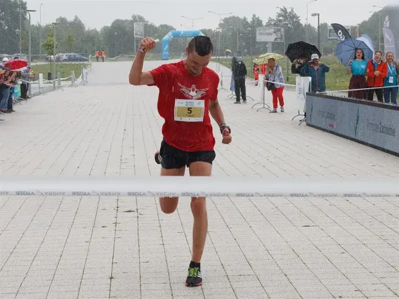 maratończycy na mecie