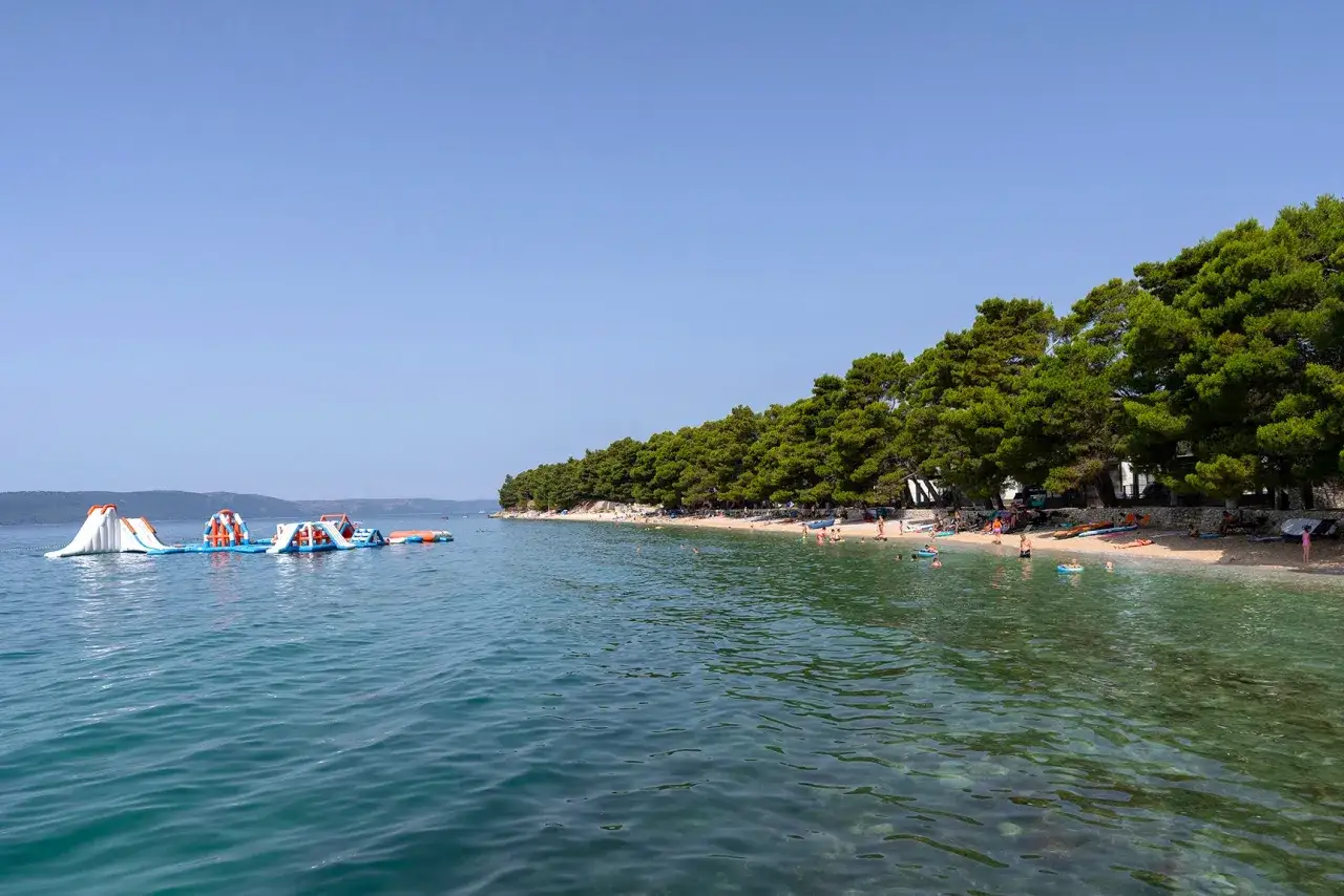 Wodne atrakcje na plaży w Makarskiej, idealne miejsce na rodzinny camping.