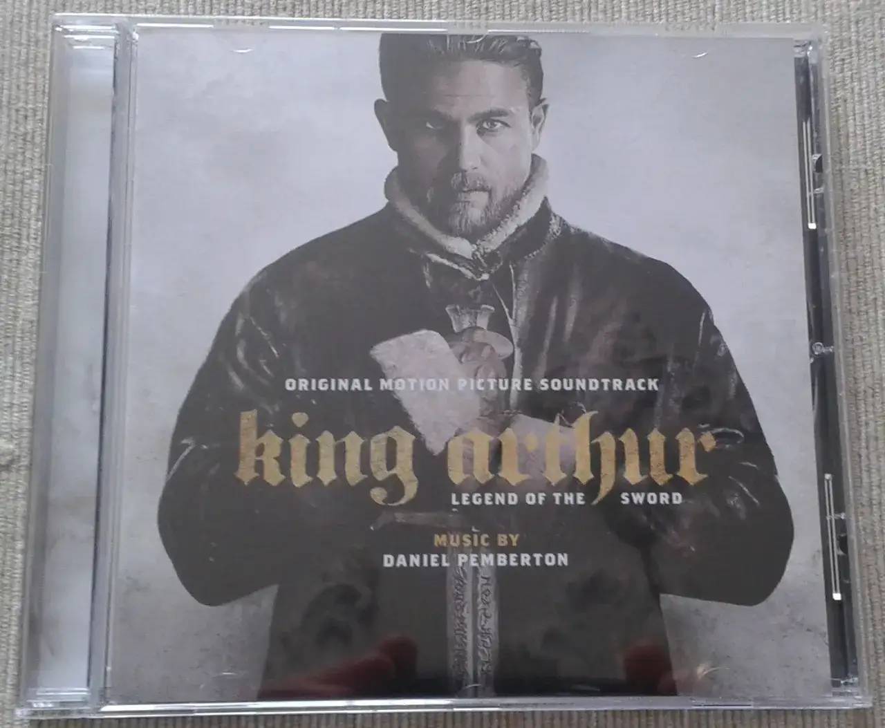 Zdjęcie Muzyka z filmu Król Artur: Odkryj niezwykłe utwory i kompozytora