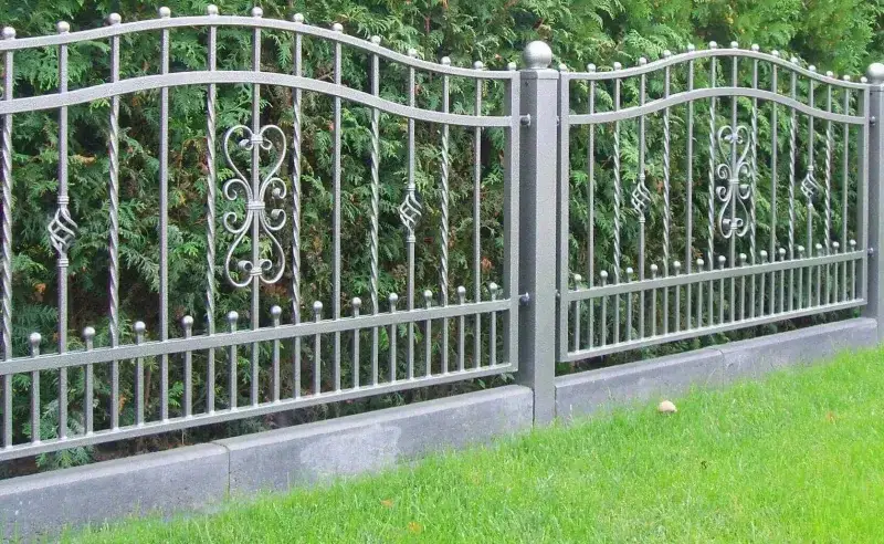 Zdjęcie Jaką farbę na rdzę ogrodzenie wybrać, by uniknąć kosztownych napraw?