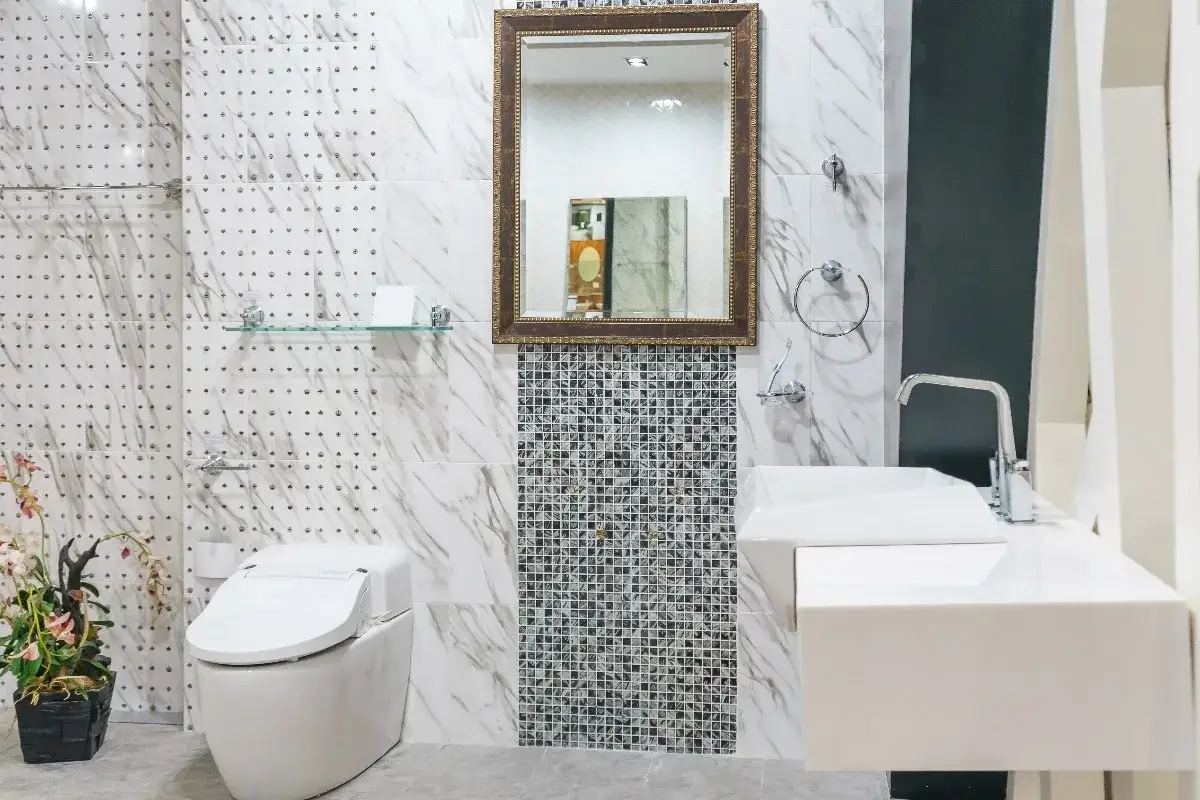 Łazienka z błyszczącymi płytkami