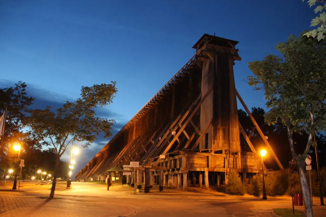 Drewniana tężnia w Inowrocławiu, gdzie jest najwięcej jodu w Polsce. Wieczorna iluminacja.