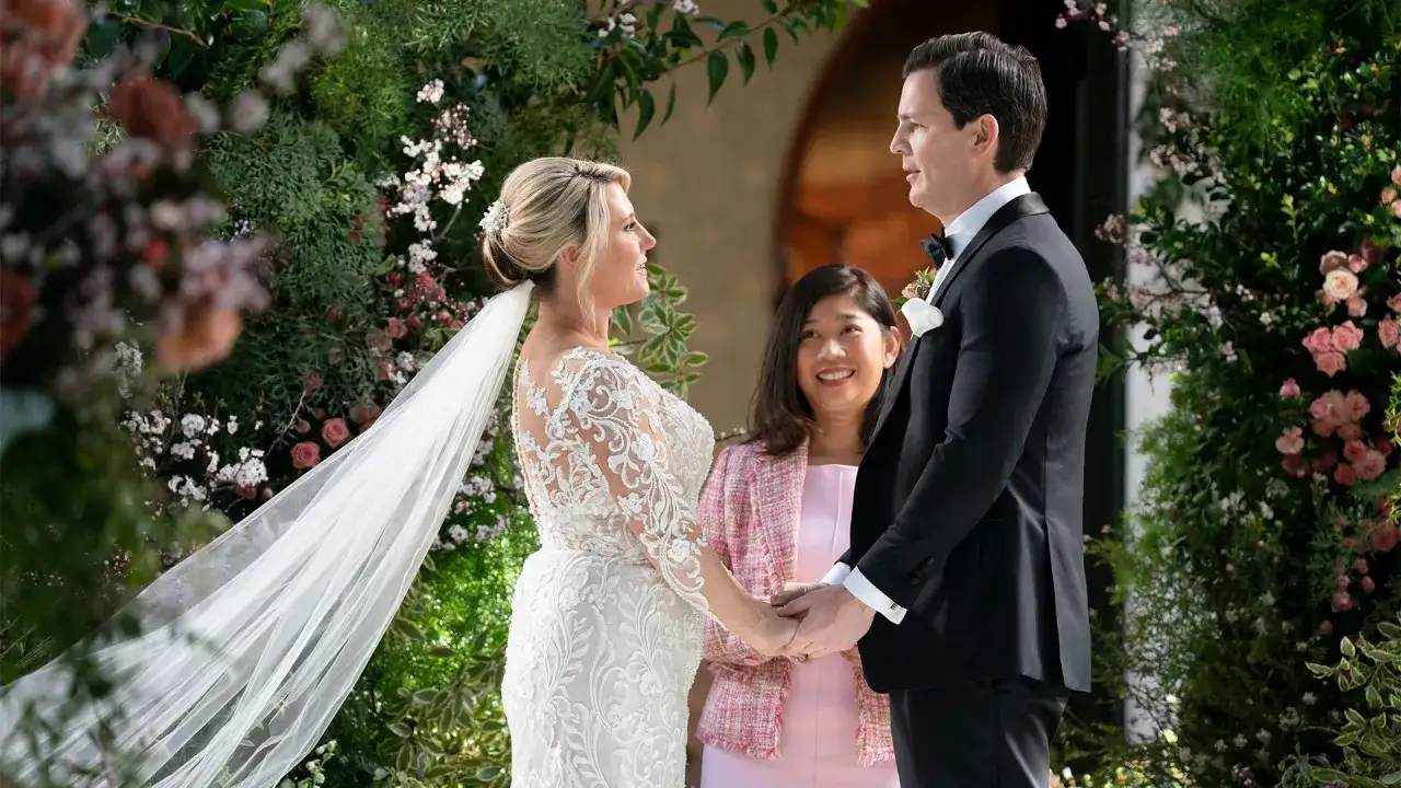 Para młoda trzyma się za ręce podczas ceremonii. Ślub od pierwszego wejrzenia Australia.