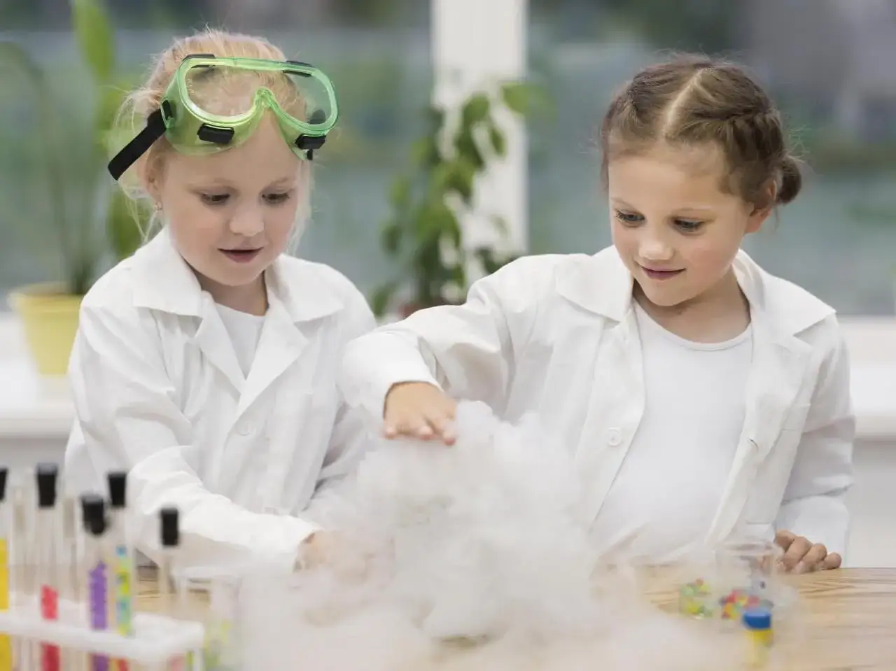 Dzieci eksperymentujące z colą uśmiechnięte