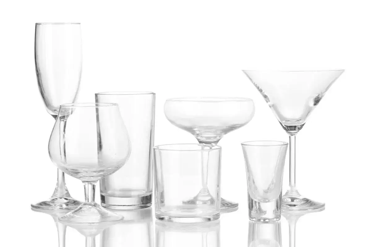 Różnorodne szklanki na drinki: kieliszek do szampana, kieliszek typu coupe, kieliszek do martini, szklanki typu old fashioned i shot.