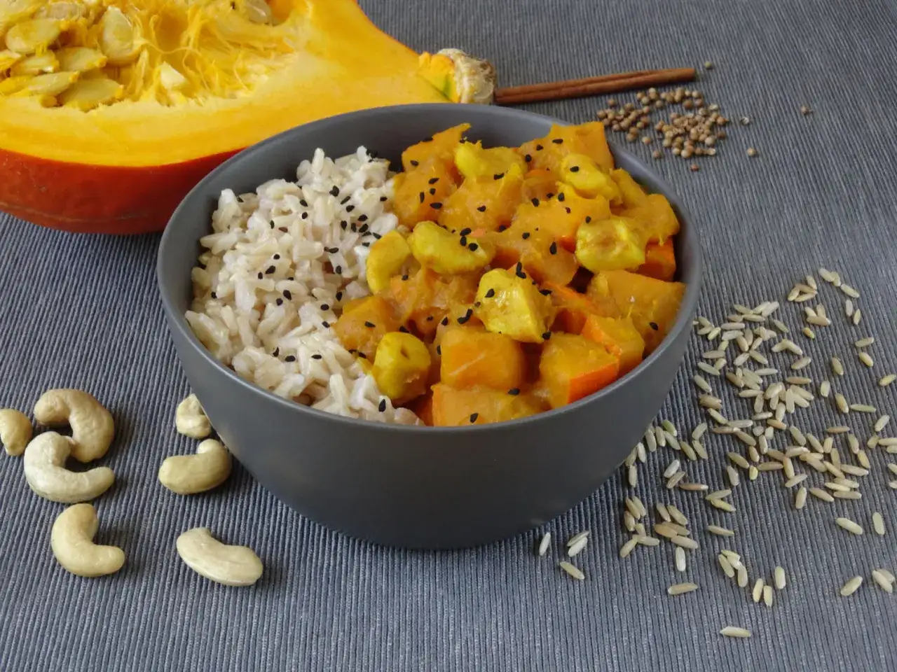 składniki do zagęszczania curry: jogurt, orzechy nerkowca, mleczko kokosowe