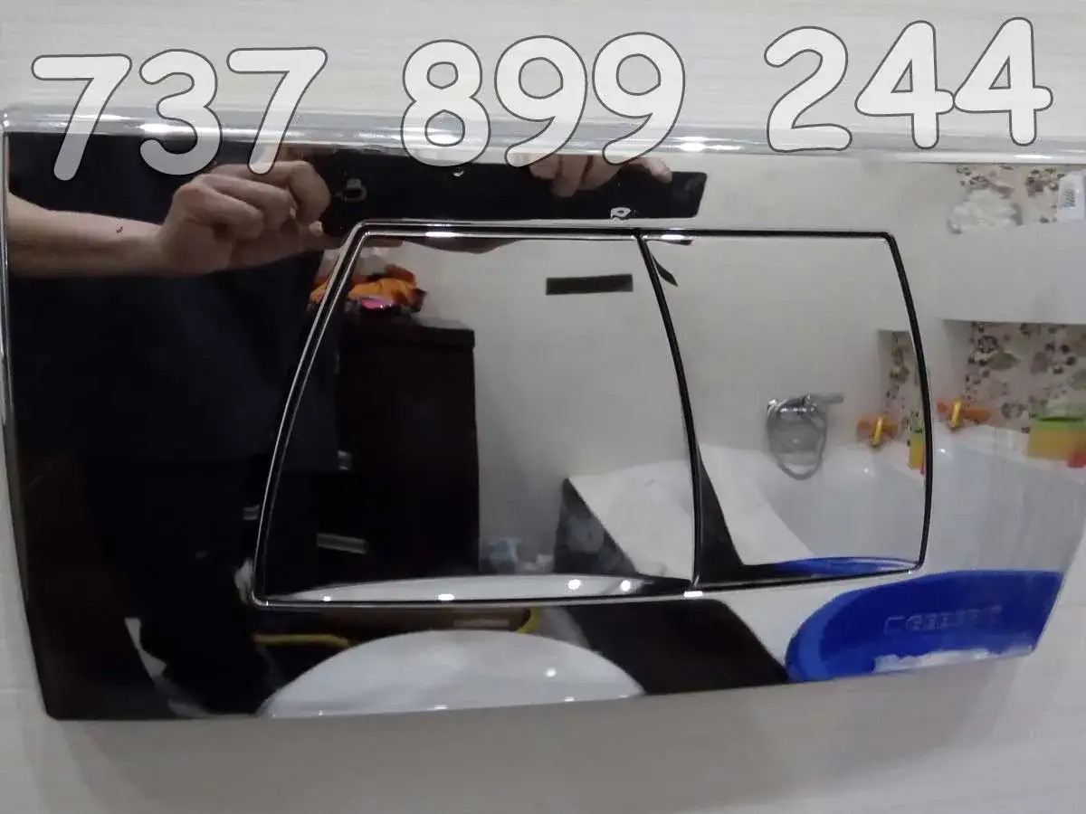 Przycisk spłuczki podtynkowej Geberit. Jak zdemontować przycisk spłuczki podtynkowej? Widoczna błyszcząca, chromowana płyta z dwoma przyciskami.