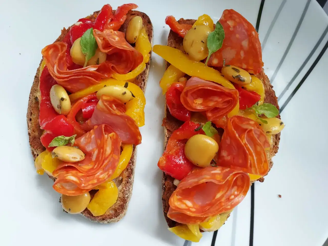 plat avec poivrons grillés antipasti bruschetta