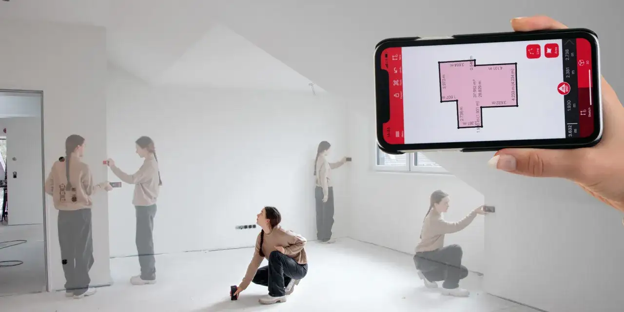 Kobieta używa aplikacji na telefonie, by zmierzyć kąt bez kątomierza. Na ekranie widać plan pomieszczenia z wymiarami.