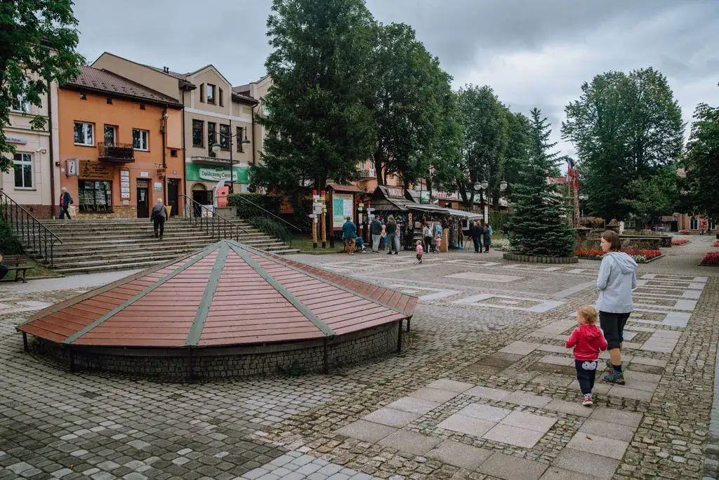 Rynek w Ustrzykach Dolnych z lotu ptaka