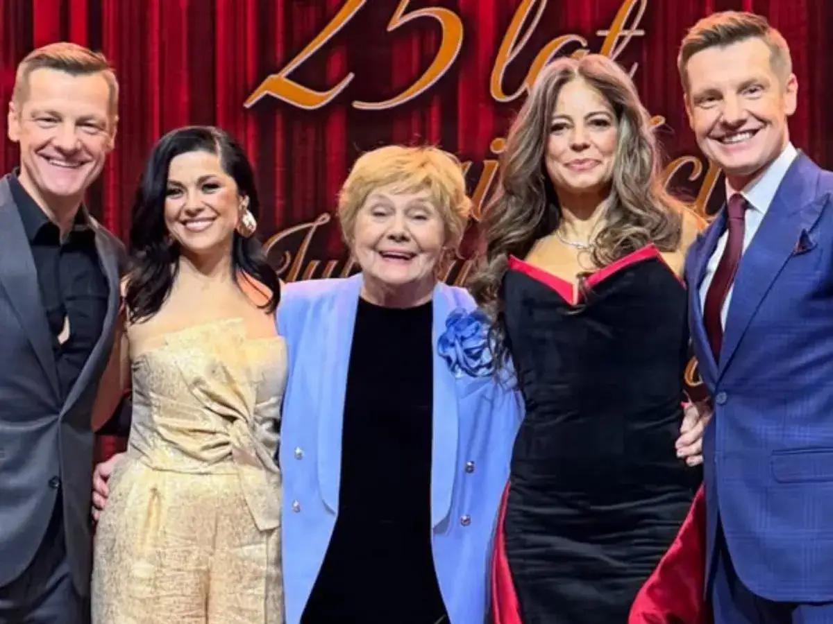 Uśmiechnięci aktorzy z 