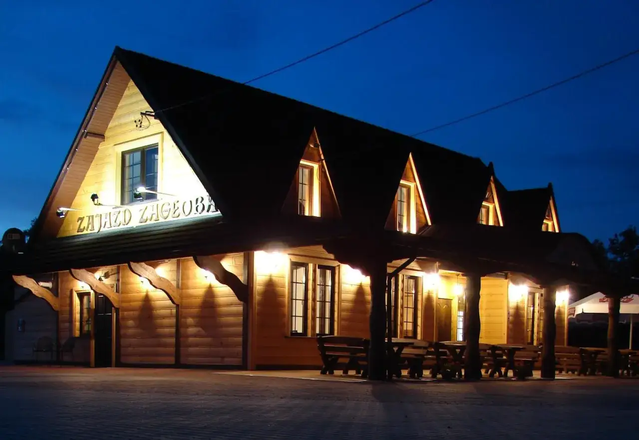 Rynek Nowy Sącz gastronomia wieczorem