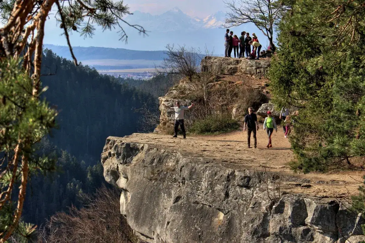 Rodzina cieszy się pięknymi widokami na Słowacki Raj. Wspaniała wycieczka z dziećmi po skalnych ścieżkach.