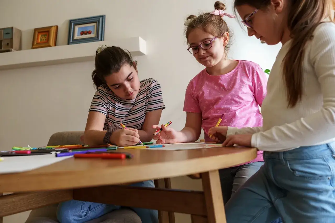 rodzina ucząca się w domu, edukacja domowa, szczęśliwe dzieci