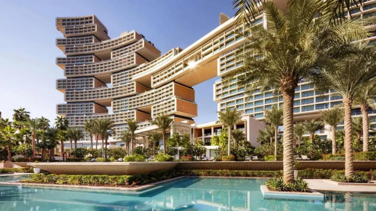 Luksusowy, nowoczesny hotel w Dubaju, z basenem i palmami. To prawdopodobnie najdroższy hotel w Dubaju, oferujący niezapomniane widoki.