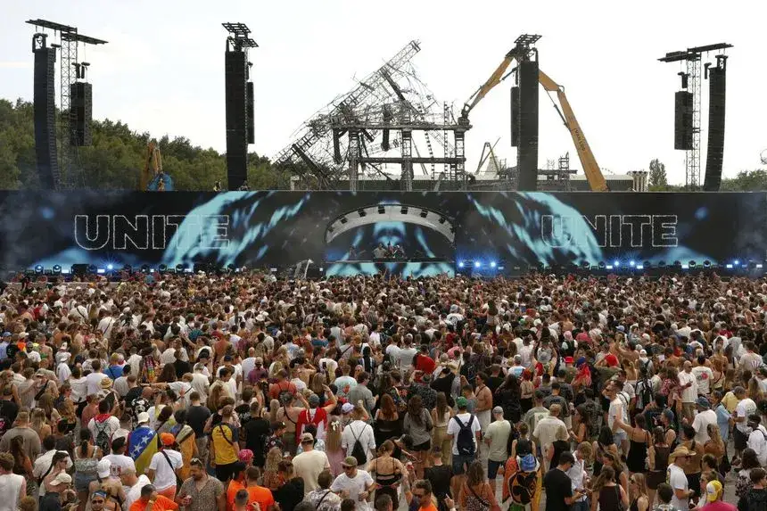 Tomorrowland scena gł&oacute;wna tłum DJ
