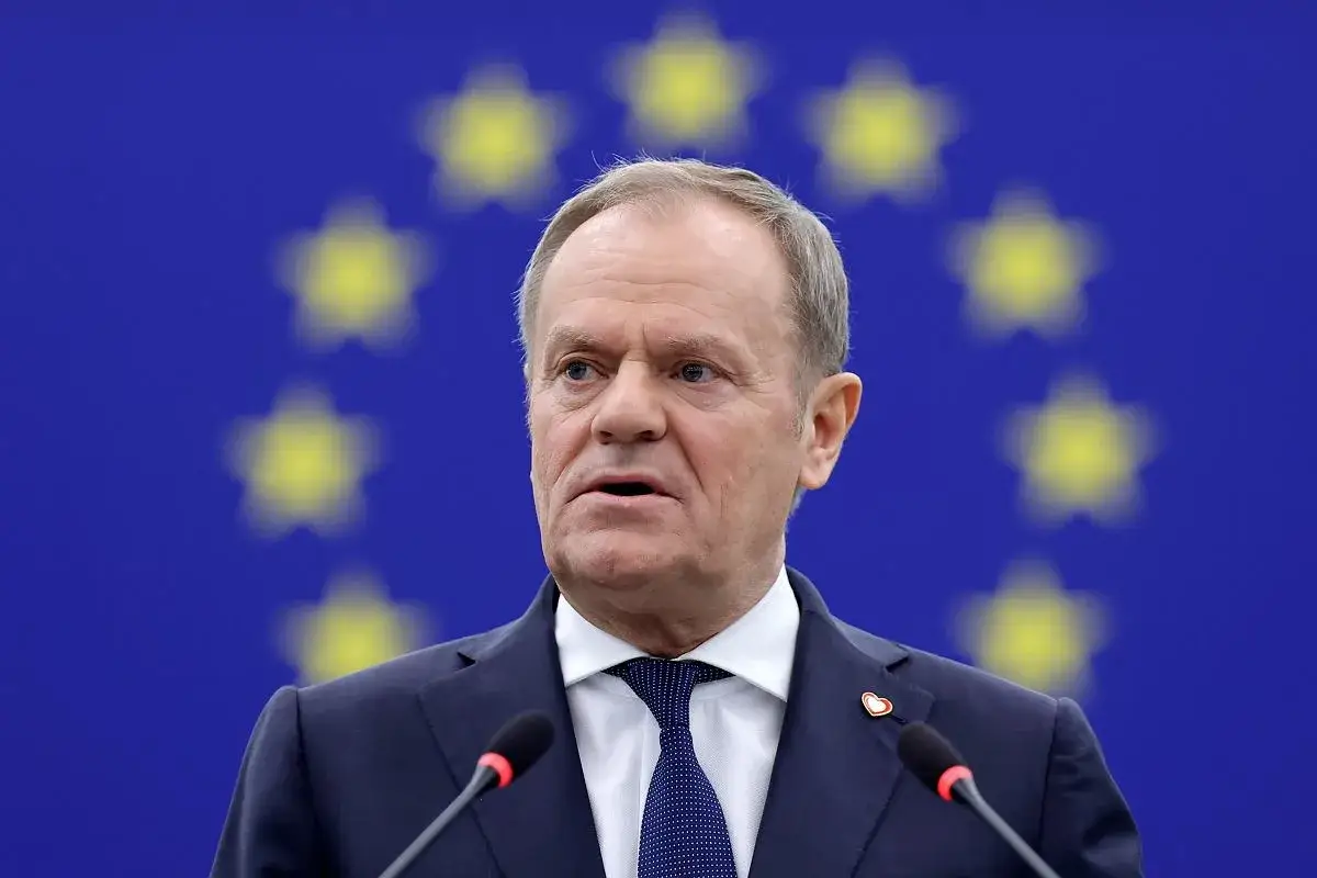 Donald Tusk przemawia na tle flagi UE. Czy Tusk zna angielski? Jego wystąpienia w Parlamencie Europejskim sugerują, że tak.