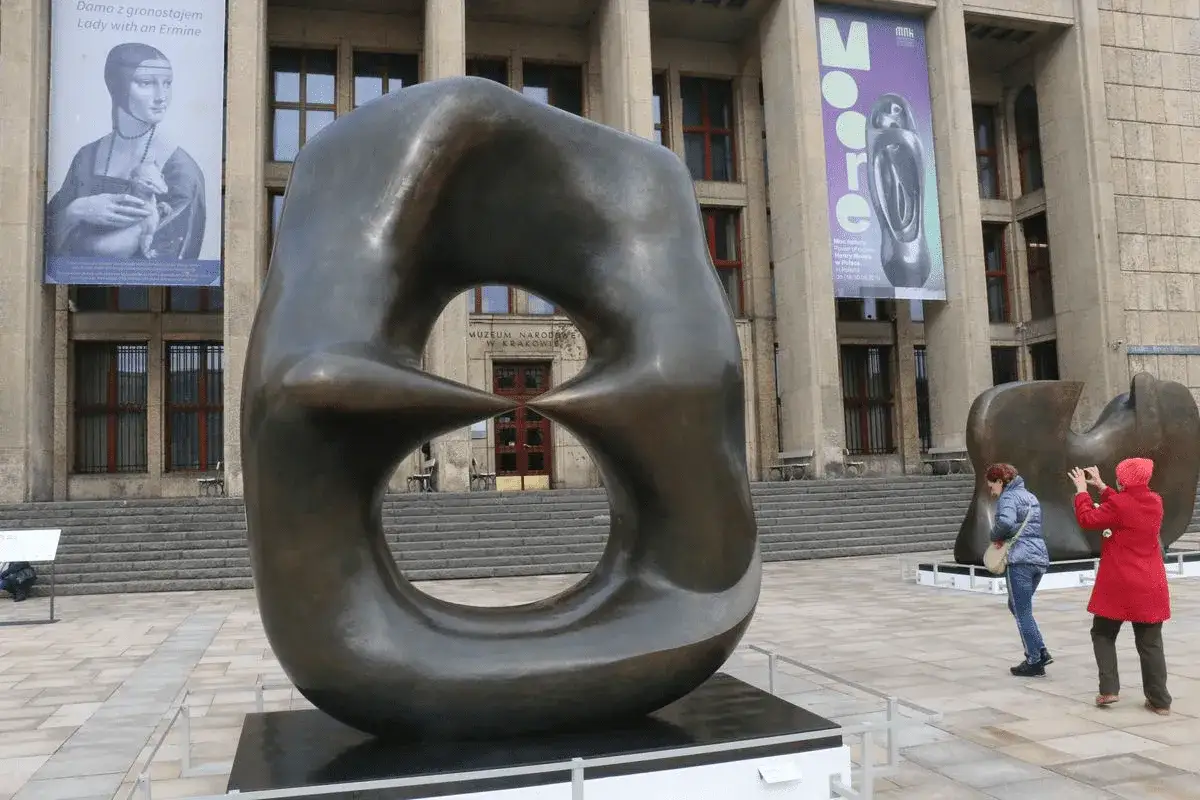 Henry Moore rzeźba abstrakcja organiczna przykład