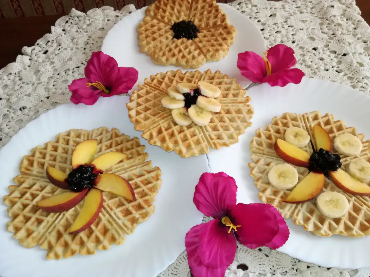 Pięć gofrów z owocami i dżemem, idealnych na zdrowy posiłek. To świetny przepis na zdrowe gofry!