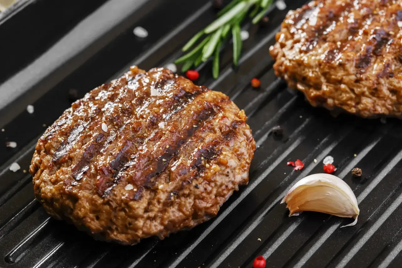 burger z patelni grillowej z paskami