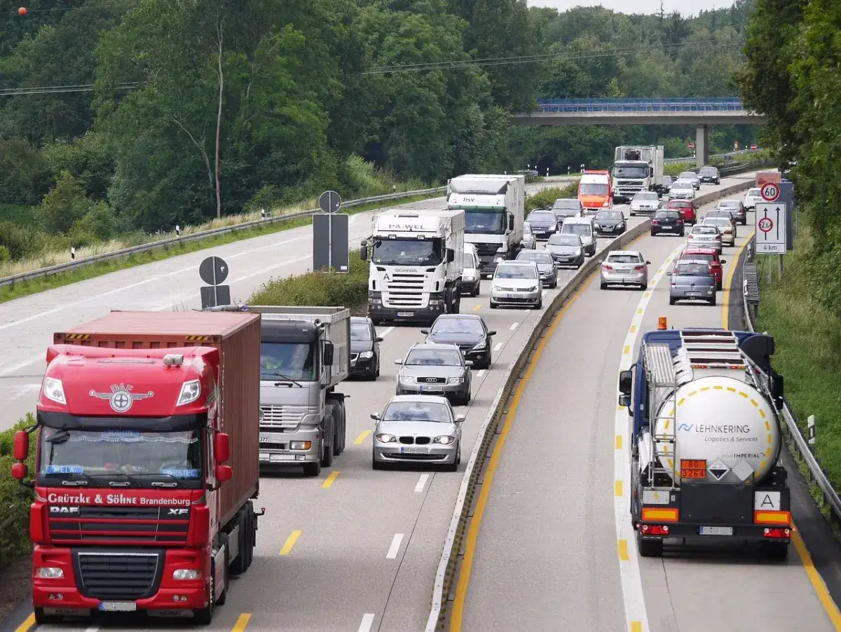 Ruch na autostradzie. Ciężarówki i samochody osobowe. Zastanawiasz się, ile można zarobić na firmie transportowej?