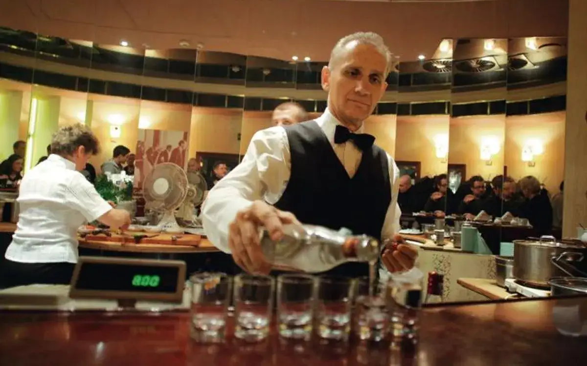 Kelner obsługujący gości w luksusowym hotelu