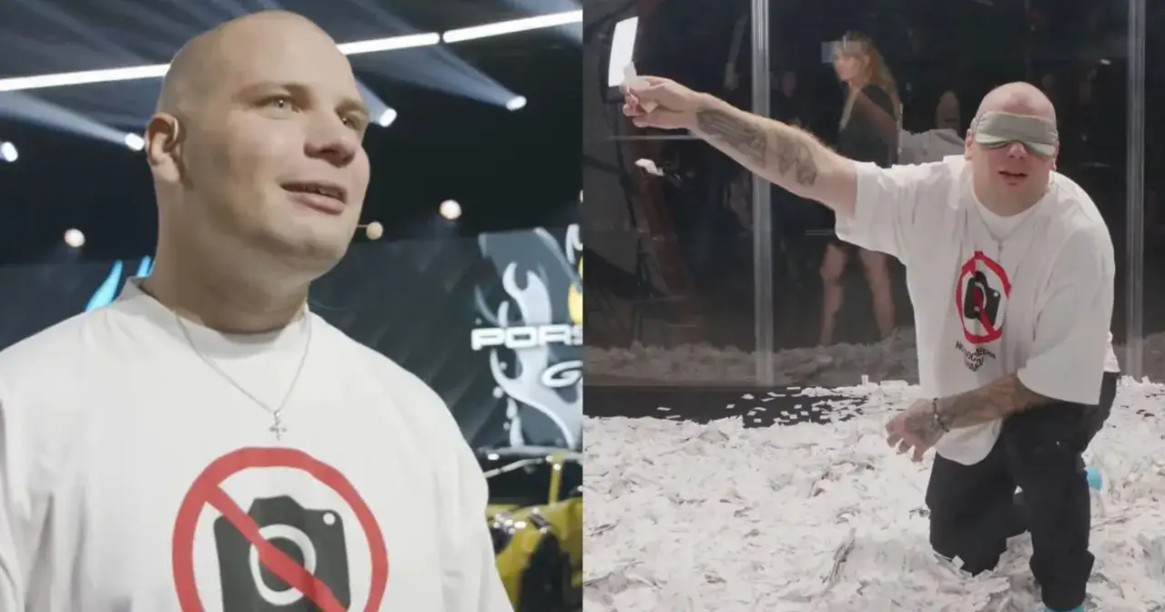 Zasłonięty mężczyzna w białej koszulce z zakazem robienia zdjęć, klęczy wśród papierków, kiedy losowanie buddy.