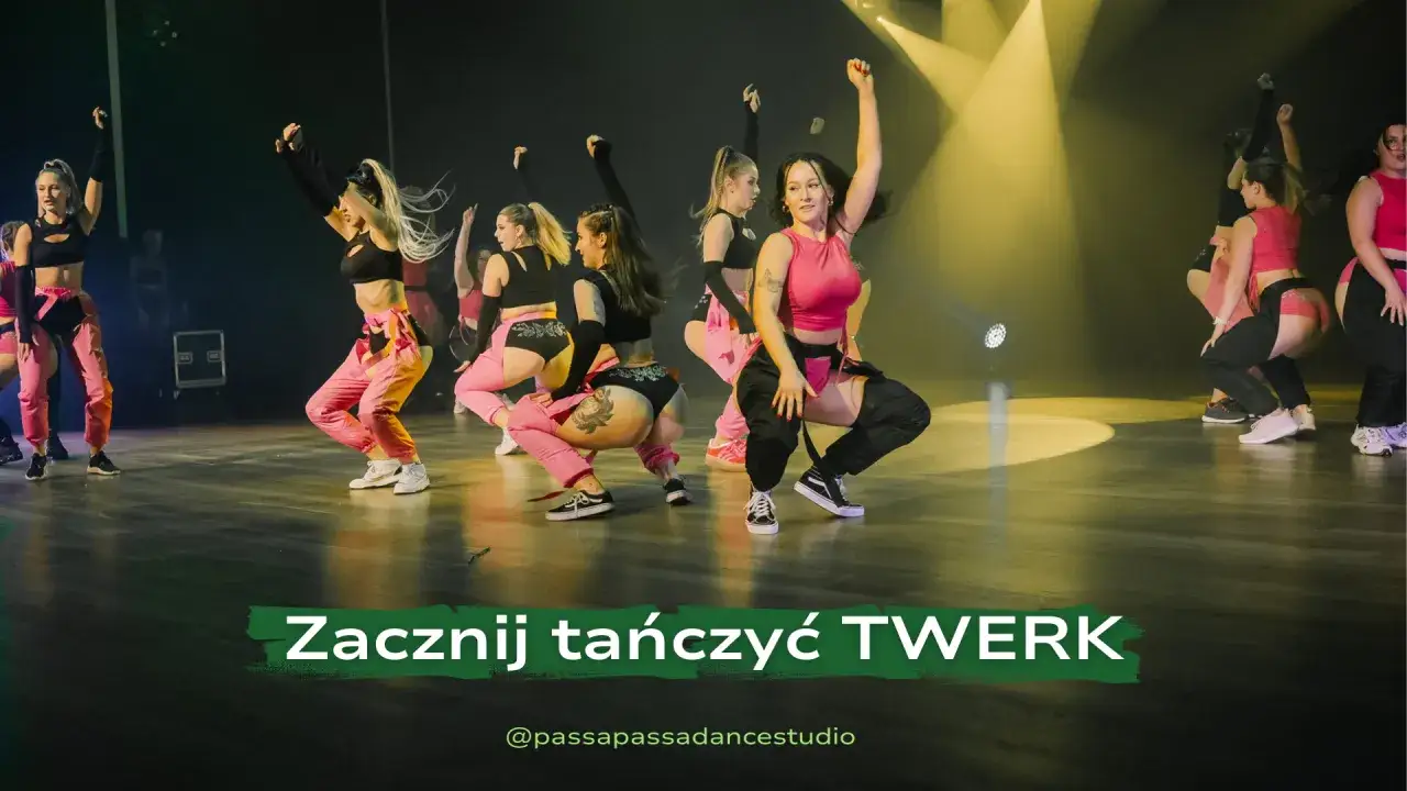 Grupa kobiet w r&oacute;żowych i czarnych strojach wykonuje energiczny taniec. Twerk to styl, kt&oacute;ry podkreśla ruchy bioder i pośladk&oacute;w.