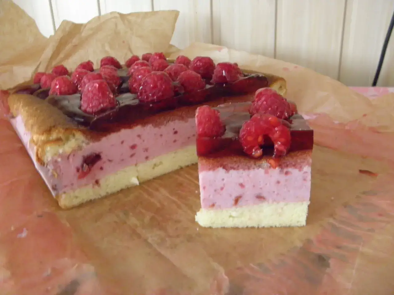 smarowanie biszkoptu dżemem przed galaretką