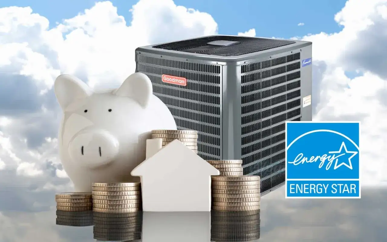 Świnka skarbonka, monety i dom symbolizują oszczędności przy wyborze pompy ciepła. Logo Energy Star sugeruje efektywność energetyczną.