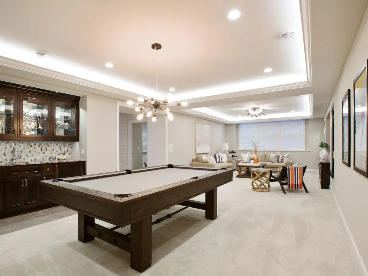 Nowoczesny salon z bilardem i barem. Sufit podwieszany z oświetleniem LED, idealny do rozrywki. Jak wykończyć sufit w podobnym stylu?