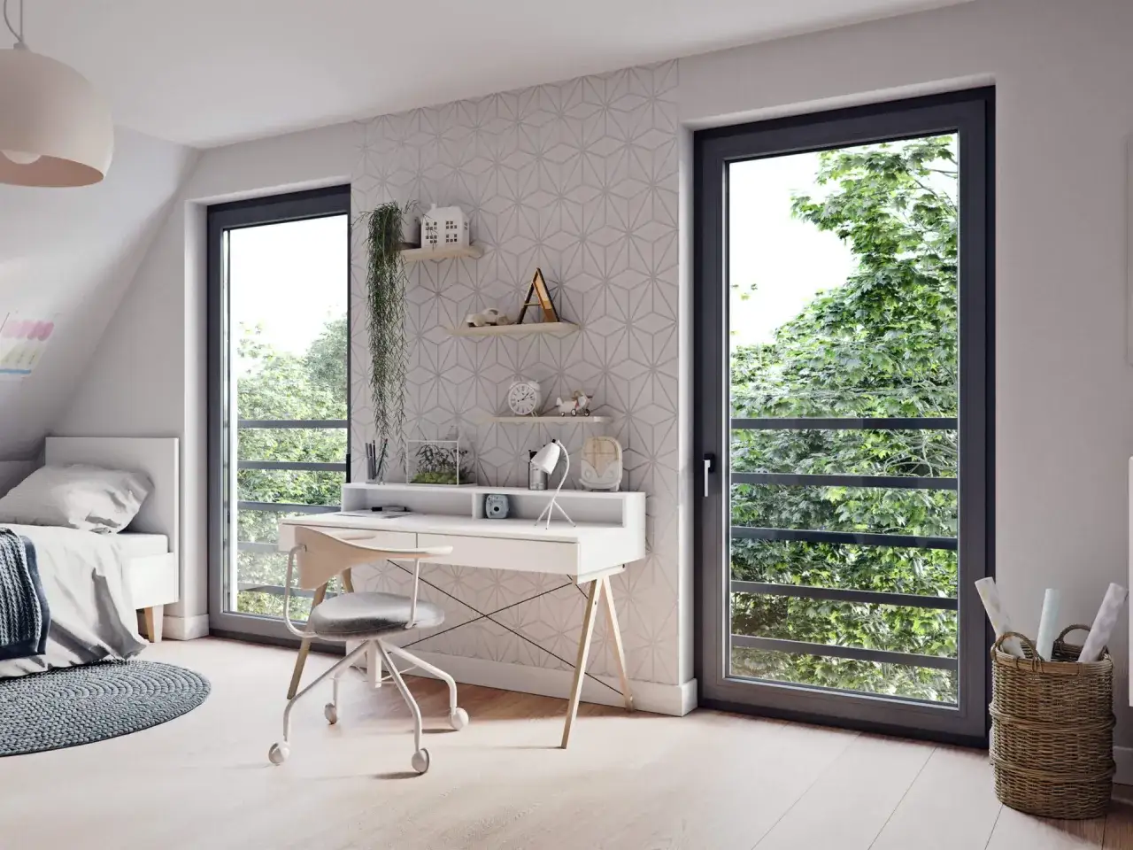 Aranżacje okna w pokoju dziecka: biurko, ł&oacute;żko i mn&oacute;stwo zieleni za oknem.