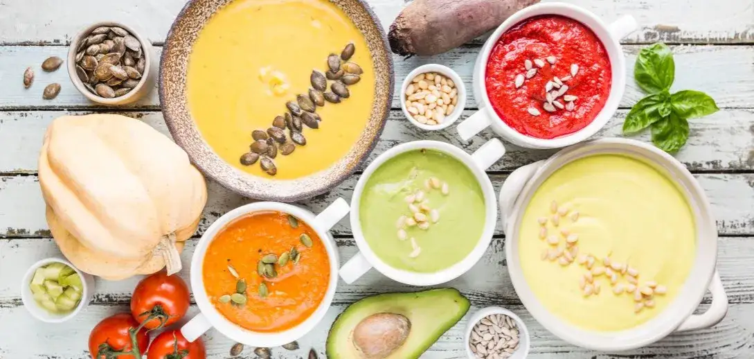 tabela kaloryczności zup, r&oacute;żne zupy na talerzach, zupy dietetyczne i sycące