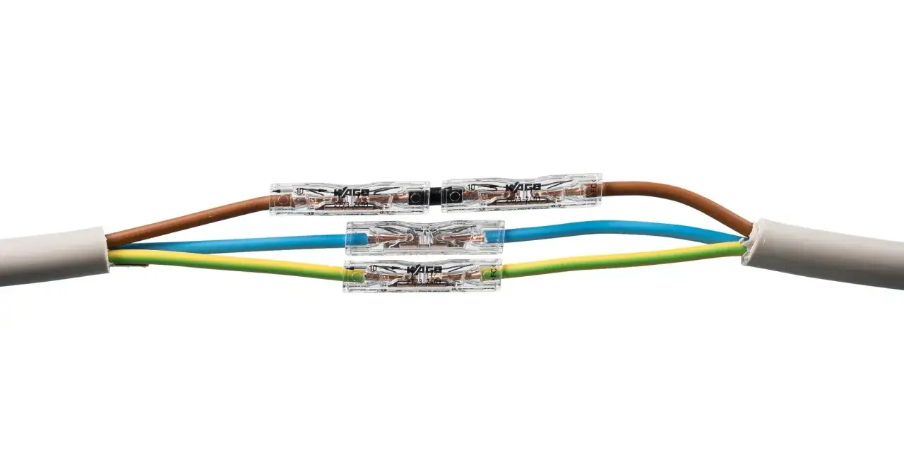 Szybkie i bezpieczne łączenie przewod&oacute;w elektrycznych w ścianie za pomocą złączek WAGO.