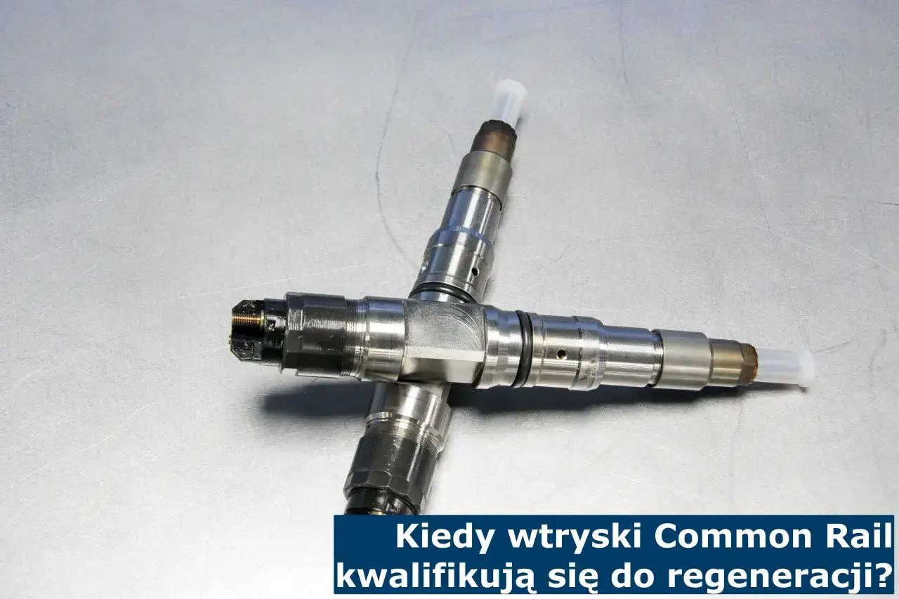 Dwa wtryski Common Rail leżą na metalowej powierzchni. Zastanawiasz się, ile kosztuje regeneracja wtryskiwaczy?