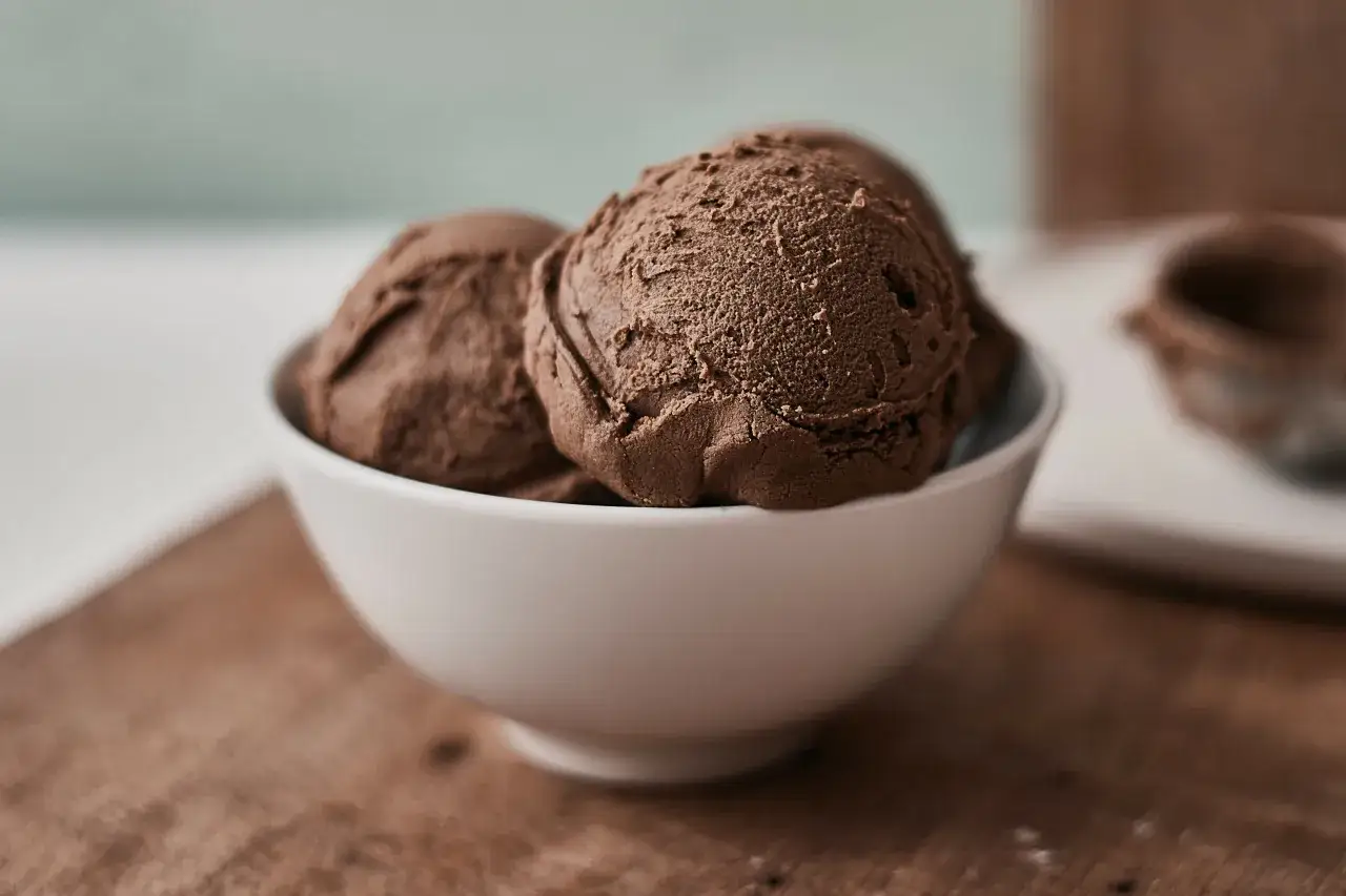 Czekoladowe lody proteinowe w miseczce. Idealne, gdy zastanawiasz się, jak zrobić lody proteinowe.