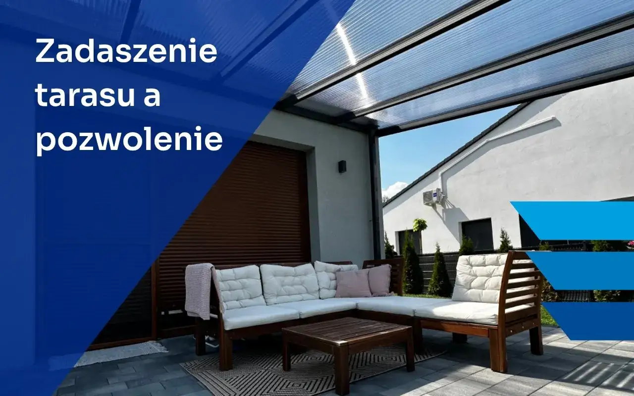 Zadaszenie tarasu a pozwolenie. Wygodny narożnik i stolik pod transparentnym zadaszeniem.