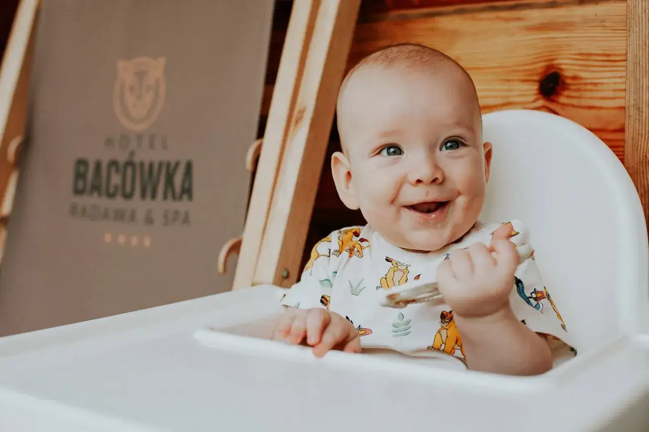 Udogodnienia dla dzieci w hotelu łóżeczko krzesełko wanienka