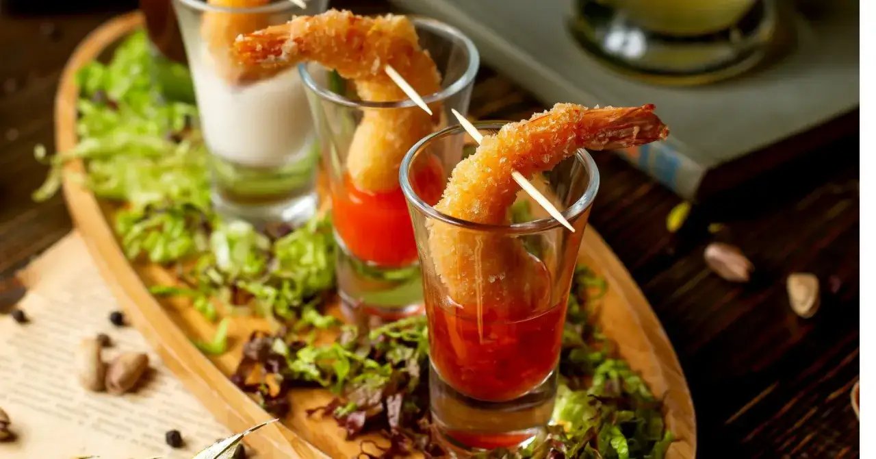 Krewetki koktajlowe przepis: chrupiące krewetki w panierce podane w kieliszkach z sosem, ozdobione sałatką. Idealne na imprezę!