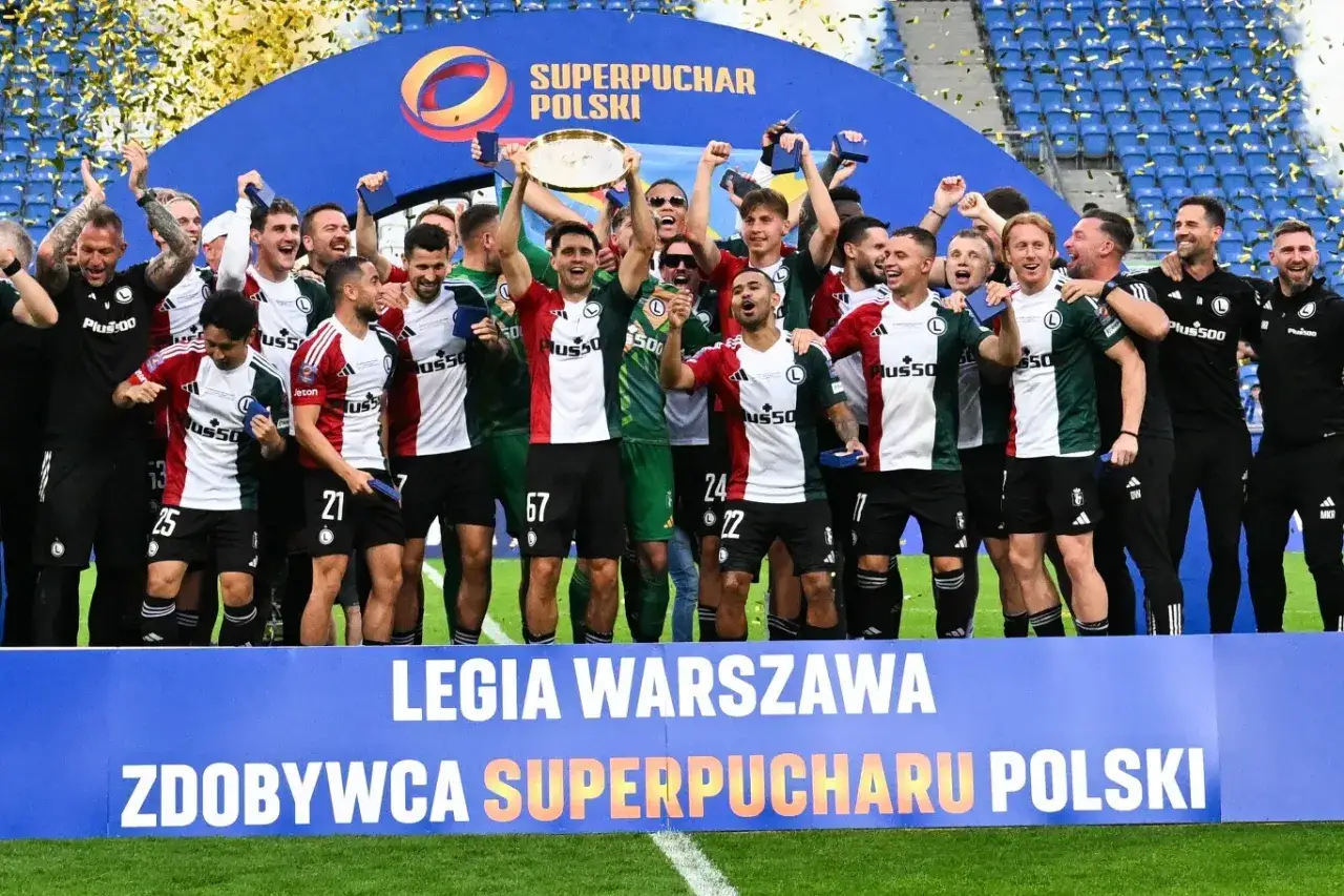 Legia Warszawa świętuje zdobycie Superpucharu Polski. Choć nie wygrali Ligi Mistrzów, radość z tego trofeum jest ogromna!