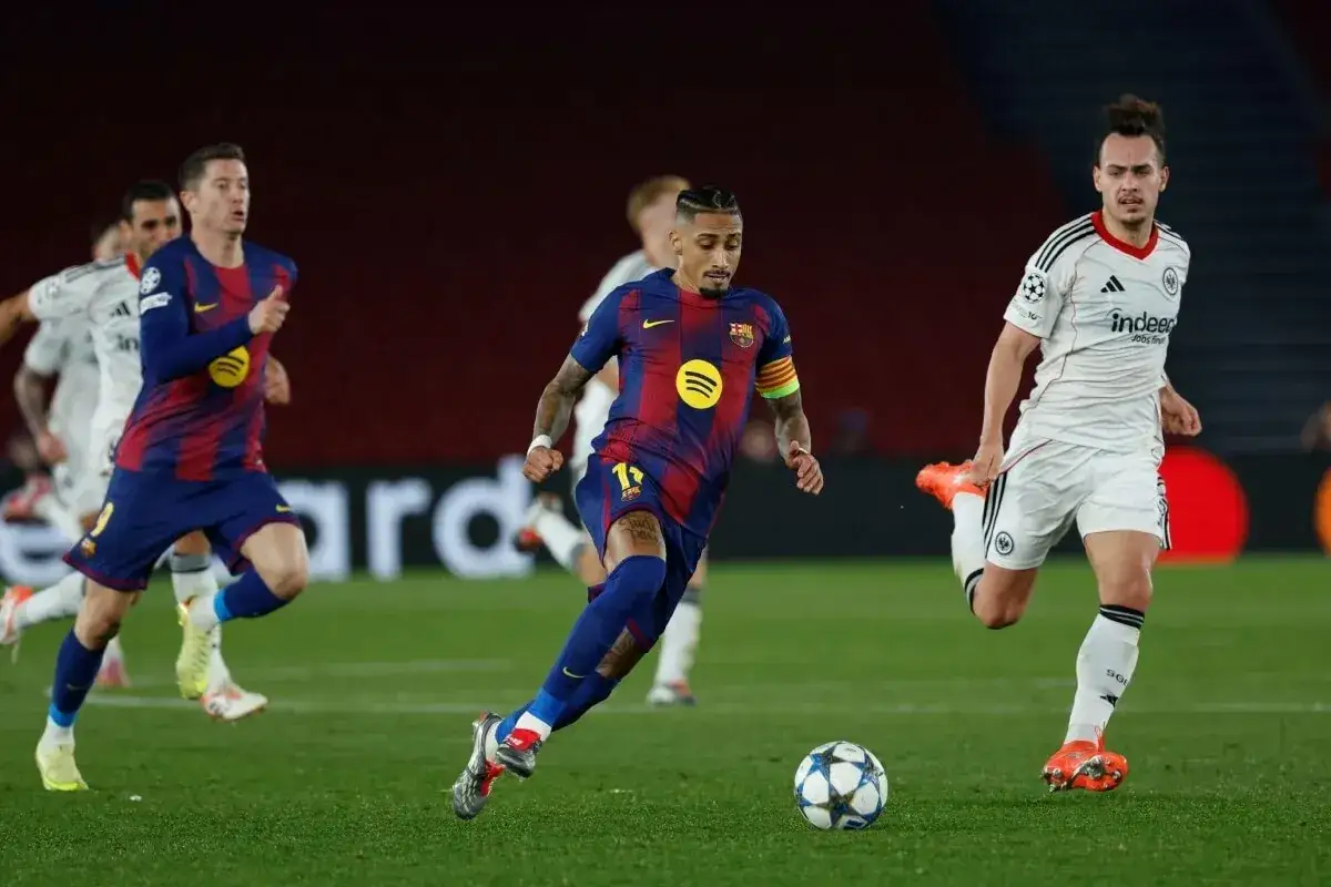 Piłkarze FC Barcelony i Eintrachtu Frankfurt w akcji. Gdzie oglądać Ligę Mistrzów? Ten mecz to emocje na najwyższym poziomie!