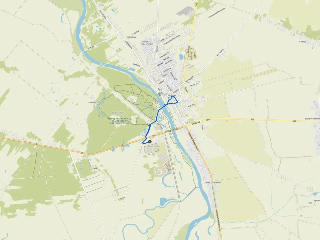 Mapa z zaznaczonym niebieskim szlakiem rowerowym wzdłuż rzeki Warty. To fragment nadwarciański szlak rowerowy.