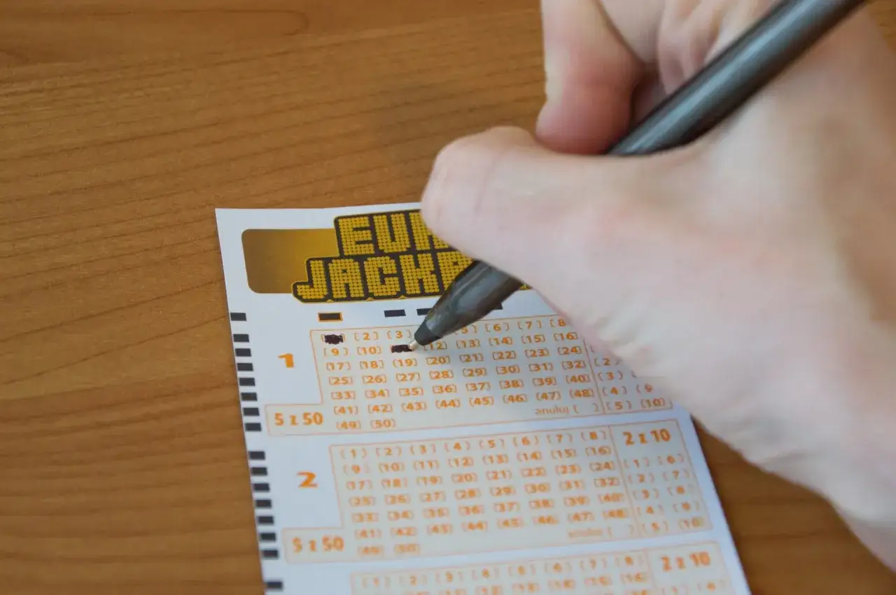 Ręka zaznacza liczby na kuponie Eurojackpot. Czy to będą wygrane eurojackpot wyniki polska?