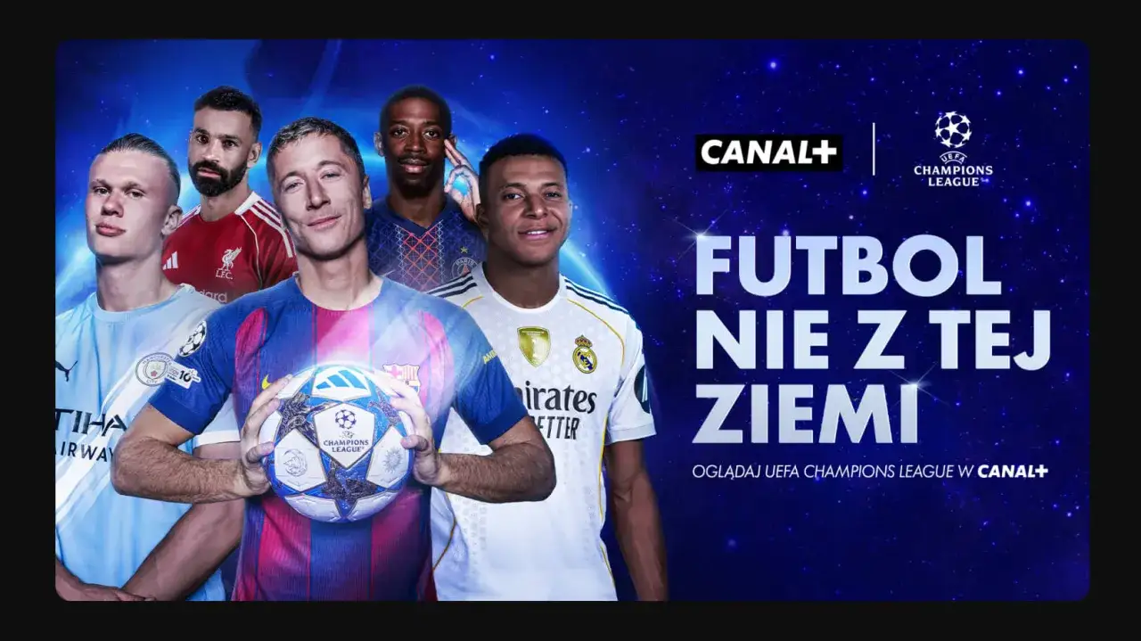 Pięciu piłkarzy, w tym Lewandowski, trzyma piłkę Ligi Mistrzów. Oglądaj UEFA Champions League w Canal+.
