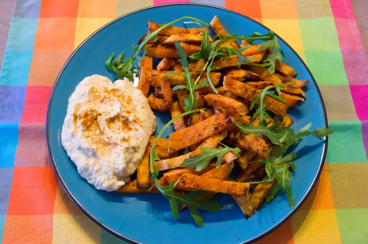 Frytki z batat&oacute;w z grillowanym serem halloumi i hummusem